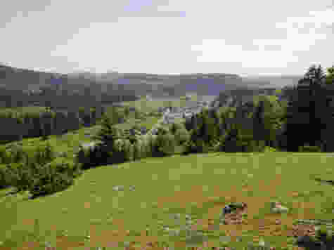 Unterwegs öffnet sich der Blick auf den Lac de Saint-Point.