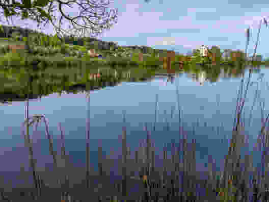 Der Mauesee. Das Schloss ist in Privatbesitz. Foto: Franz Ulrich