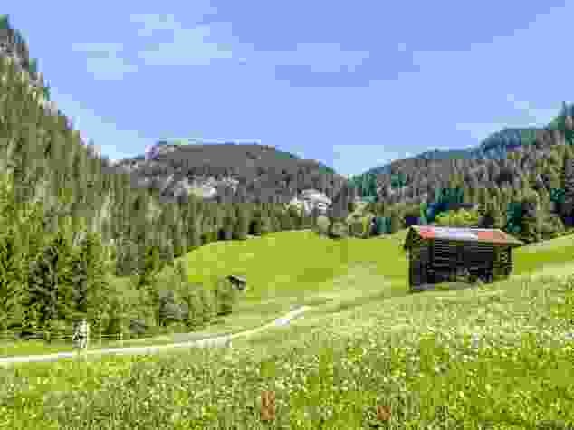 Numerose stalle ornano il paesaggio tra i borghi di montagna.