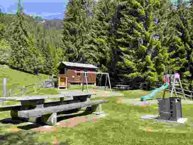 La ben attrezzata area barbecue Schweizer Familie di Plaun Asch.