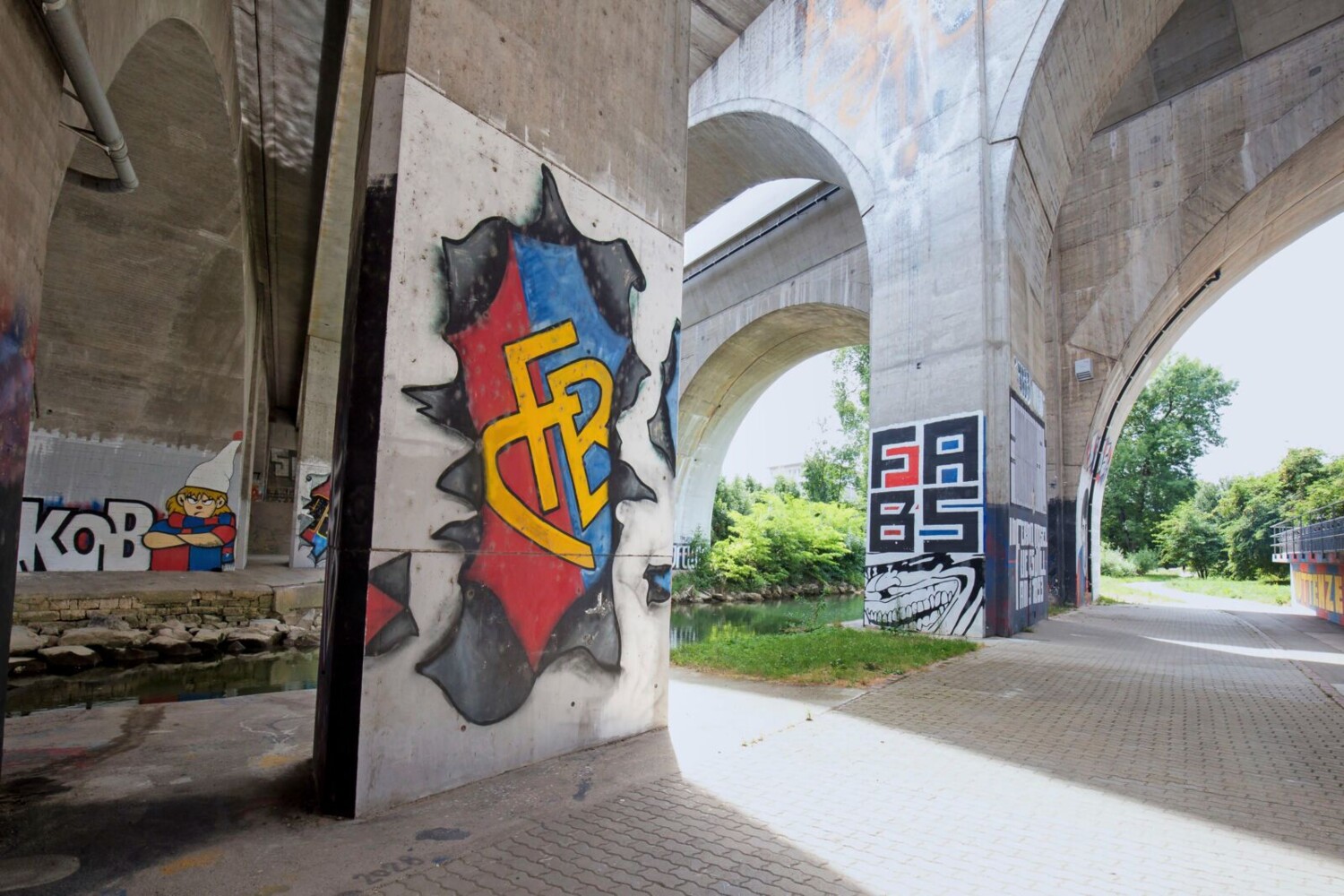 Bunte FCB-Graffitiwelt rund um den St. Jakob-Park.