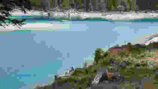 Il lago di Cauma affascina per le sue infinite sfumature di blu e offre angoli ideali per fare una sosta e rifocillarsi.