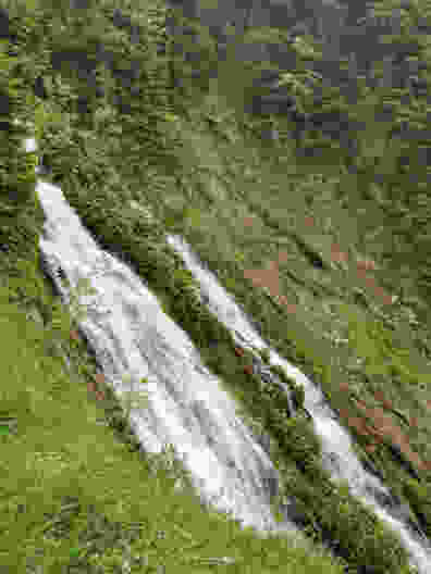 Weiter geht es über steile Flanken, über die Wildwasser fliessen. Bild: Andreas Staeger