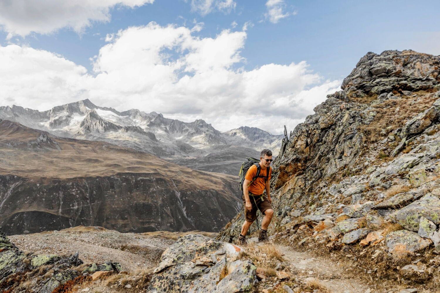 Aufstieg vom Furkapass durch eine karge Landschaft: im Hintergrund die höchsten Berge der Urner Alpen.