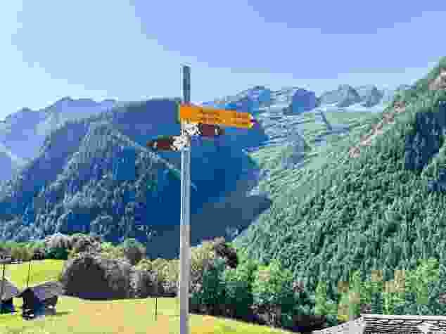 Questo segnavia si trova a Piano di Campo. Sul segnavia non è indicata la meta Linescio, bensì solo Alpe d’Arnau: si segue questa direzione.