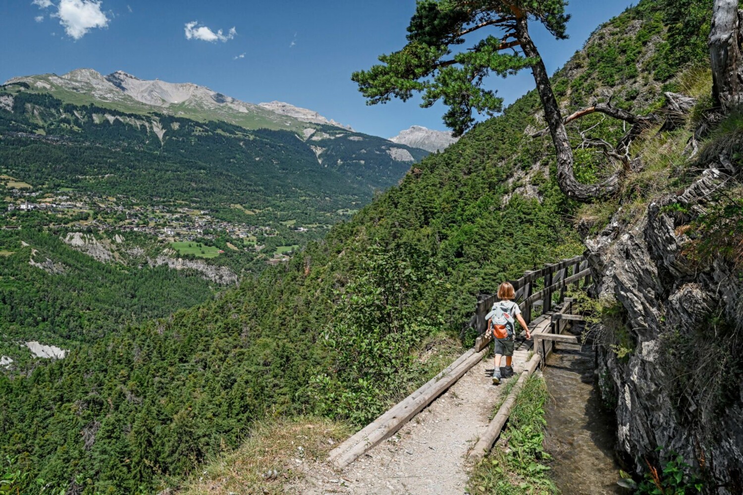 Ziemlich bald wird der Wanderweg zum Bergwanderweg und damit anspruchsvoller.