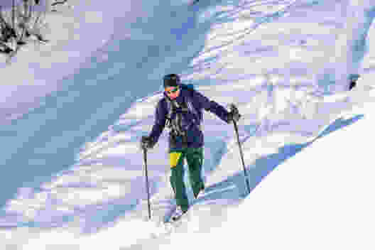 Im weichen Pulverschnee macht das Schneeschuhwandern noch viel mehr Spass. Bild: Franz Ulrich