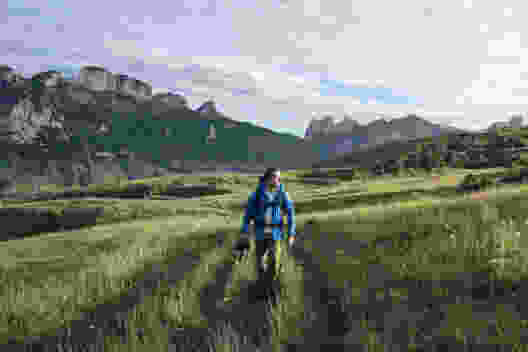 À travers les prairies plates de l’Alp Sigel. Photo: Jon Guler