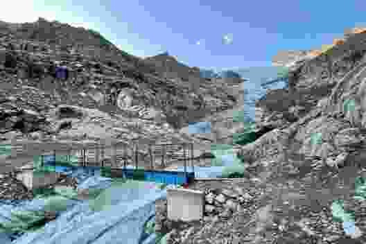 Le pont qui enjambe la rivière Riedbach sous le glacier de Ried.