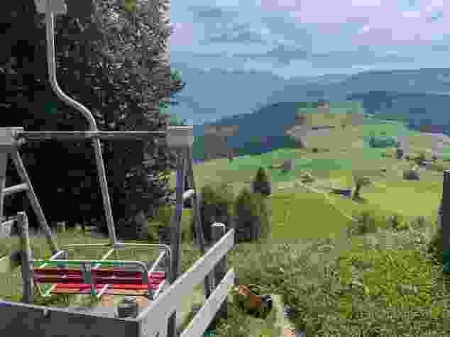 La seggiola dell’ex seggiovia è diventata oggi un’altalena presso il ristorante di montagna Hochhamm.