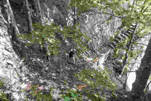 Die Chambenflüe sind wild und zerklüftet, in spannender Wegführung schlängelt man sich um die Felsen. Bild: Daniel Fleuti