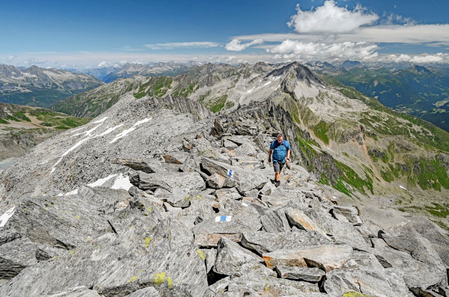 Aufstieg weiss-blau-weiss zu Witenwasserenstock. Links das Urserental, rechts das Val Bedretto. Interessant auf diesem Bild ist die verschiedene Wetterlage im Norden und im Süden.