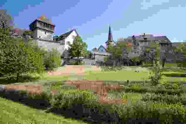 A la sortie de Diessenhofen, l’itinéraire passe devant le château Unterhof, avec l’église dans le dos.