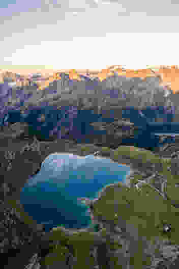 Tief unten leuchtet der Lago Castel. Bild: Jon Guler