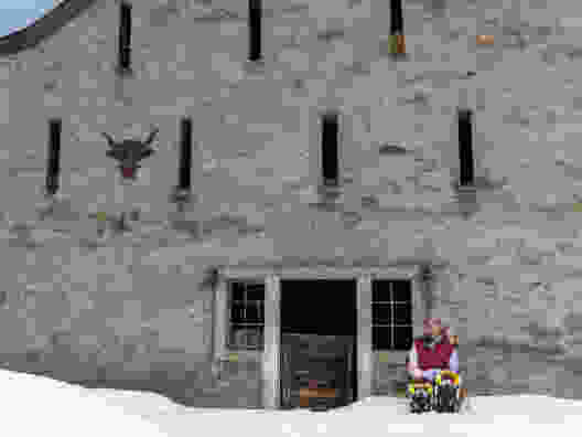 Bei einem Snack lässt sich die Wintersonne an der warmen Hauswand geniessen. Bild: Wanderblondies