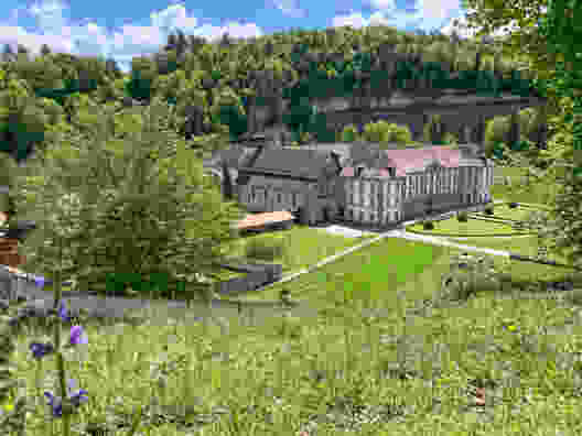Poco dopo l’Institut Agricole Grangeneuve si può godere di un’incantevole veduta sul monastero di Hauterive. Foto: Monika Leuenberger