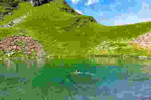 Das klare und kühle Wasser des Wäspenseelis lädt zum Bade.