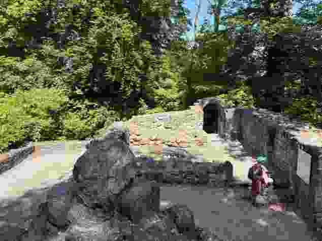 Kurz nach Beginn der Wanderung führt der Weg zu dieser Burgruine – es ist der Geburtsort Hünenbergs.