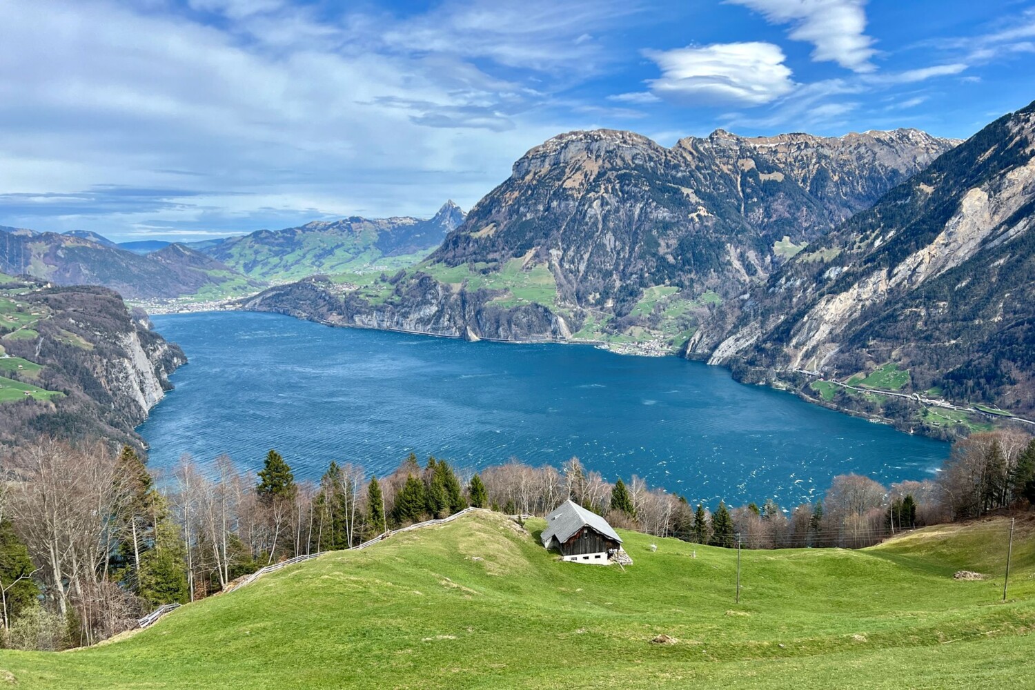 Grandioser Blick auf den Urnersee beim Abstieg.