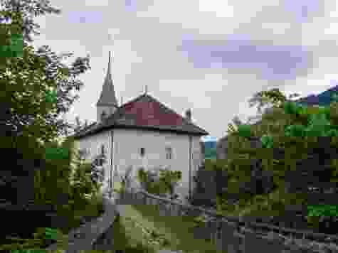 Das Château d’En-Bas in Broc mit historischer Brücke