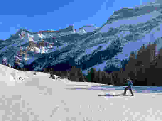 Bei Le Rard: Pulverschnee, Sonne und Aussicht auf die steilen Felswände des Gstellihore. Bild: Rémy Kappeler