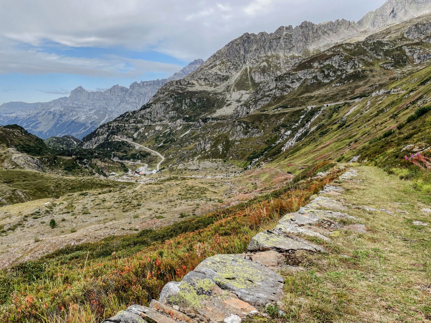 Wer noch will, wandert weiter auf den Sustenpass. Und blickt auf die Alp Steingletscher hinunter.