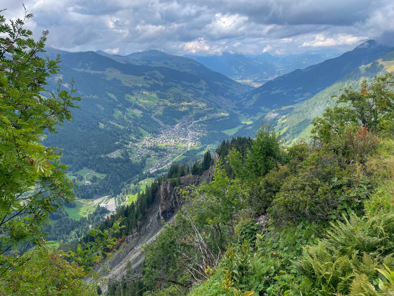 Vom Signal de Bonavau sieht man Champéry, dahinter gar das Rhonetal.
