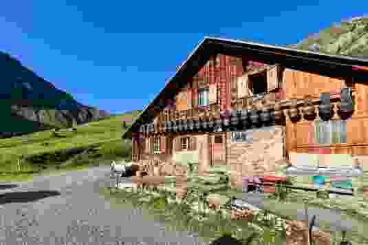 Ein Bergbauernhof mit einer prächtigen Glockensammlung.