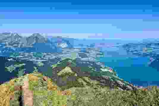 Blick auf den Niesen und den Thunersee vor dem Abstieg.