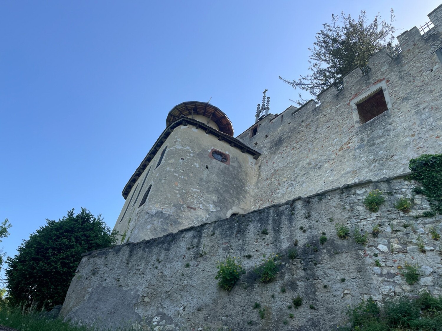 On peut visiter le château de Birseck.