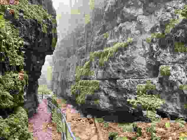 Stellenweise stehen die Felsen nahe zusammengerückt.