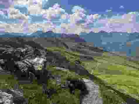 Die Weite der Bünder Bergwelt ist auf dieser Wanderung gut spürbar.