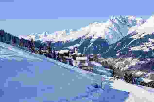 Der verschneite Weiler St. Martin ist das Ziel dieser Winterwanderung.