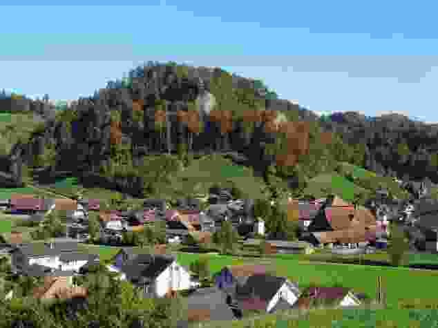 Blick auf Krauchthal. Aus dem herbstlichen Wald ragen Sandsteinfelsen.