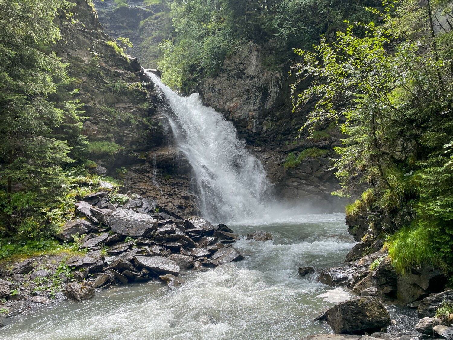 Die Cascade de la Saufla beeindruckt schon zu Beginn der Wanderung.