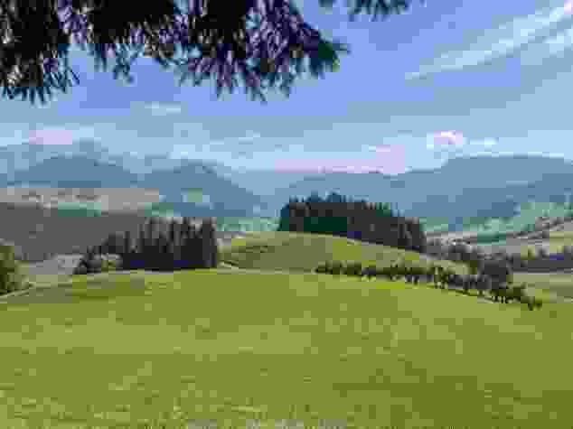In salita poco dopo Urnäsch: sguardo indietro sul Säntis e sulle montagne del Toggenburgo.