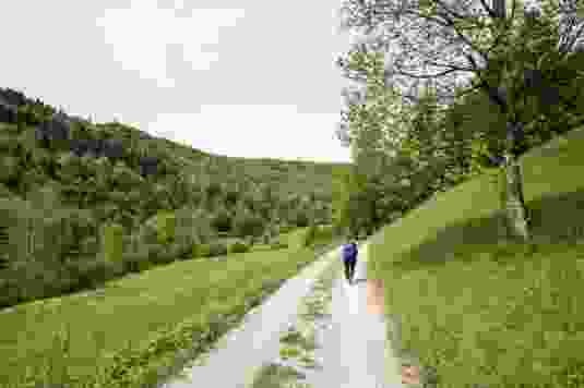 Der Weg ist mal breit, dann wieder ein schmaler Pfad.