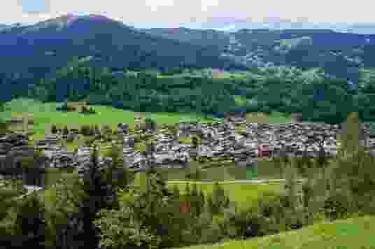 Blick zurück auf den Ausgangspunkt der Wanderung, das Dorf Prarreyer.