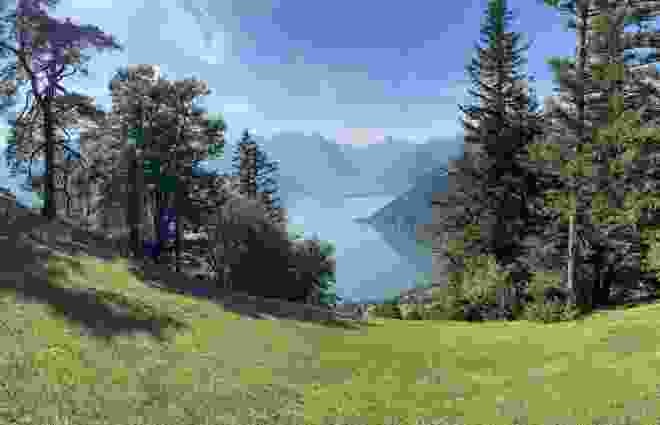 Ideal für die Pause: auf Haltenen mit dem Urnersee und dem Reusstal.