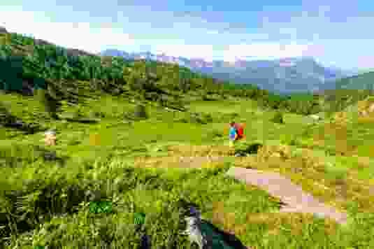 A Pinett, il sentiero escursionistico si dirama verso sud fino al Passo Forca e verso ovest fino a Piora, con le montagne della Leventina all'orizzonte.