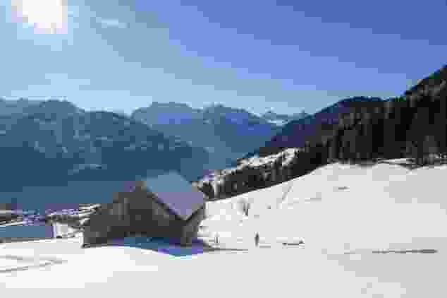 Abstieg nach Amden mit Blick auf den Walensee und den Zigerschlitz.