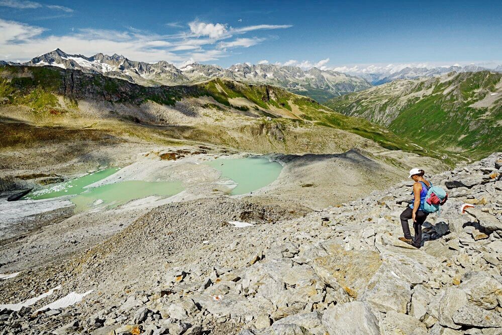 Der Witenwasserengletscher mit seinen Seen, dahinter die Rotondohütte.