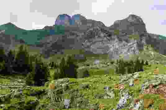 Blick auf den Widderfeld Stock (Mitte) und das Hohliecht (rechts).