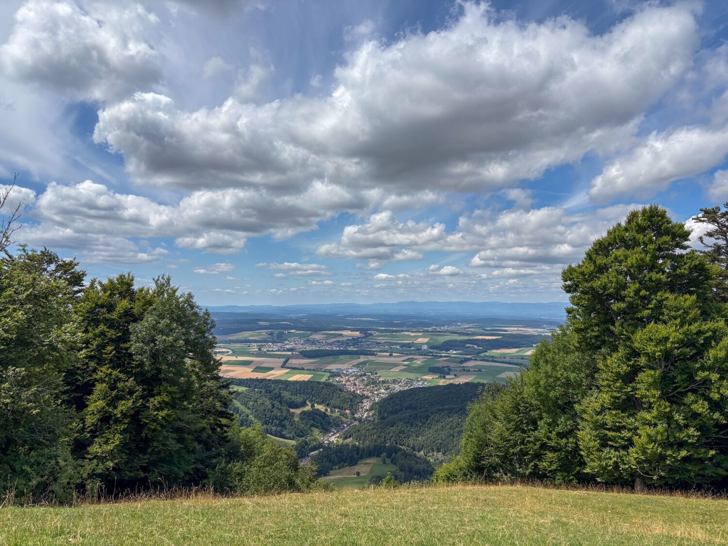 A gauche, la vue porte sur l’Ajoie verdoyante, la France voisine et les Vosges.
