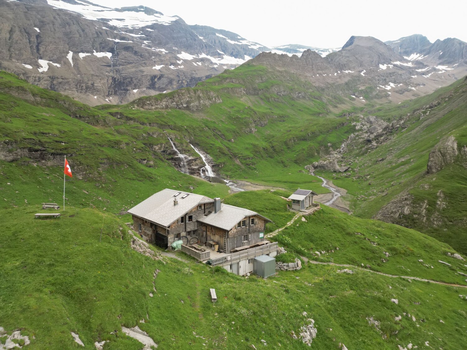 Luftaufnahme Geltenhütte SAC im Hintergrund der Gältebach.