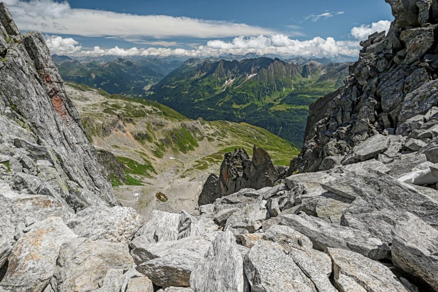 Aussicht ins Val Bedretto zwischen Hüendersattel und Hüenderstock.