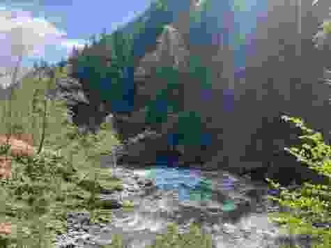 Wilder Bach in engem Tal: der Isorno tief unterhalb von Spruga.
