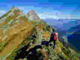Sommet aérien, arêtes saillantes et ciel infini