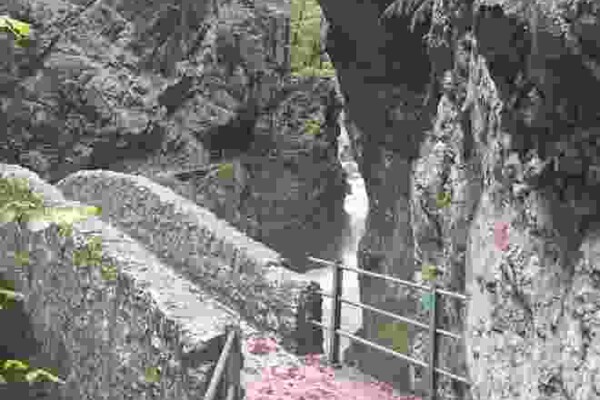 Wanderung durch die l'Areuse-Schlucht und Rundwanderung Creux du Van