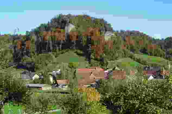 Forêts colorées et roches de molasse
